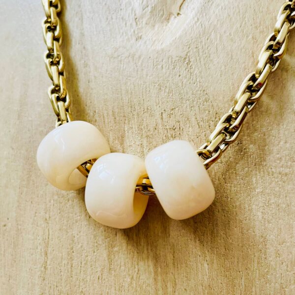 Collier ZAG Bijoux - Chaîne dorée & perles effet céramique – Image 2